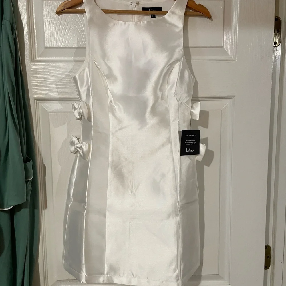 Elegant White Mini Dress with Bow Accents - Picture 5 of 11